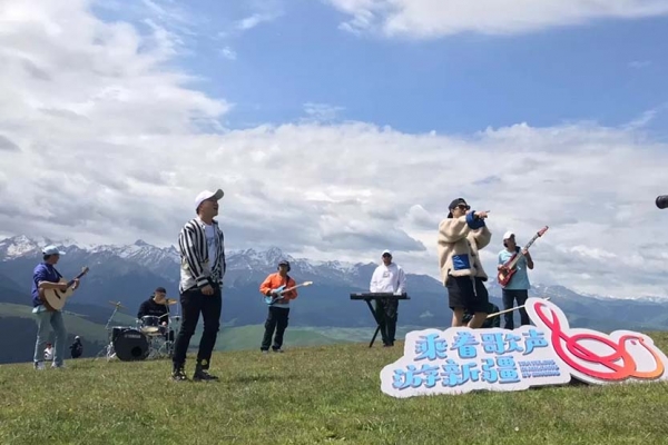 乘着歌声游新疆