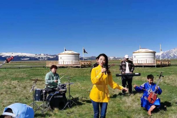 乘着歌声游新疆